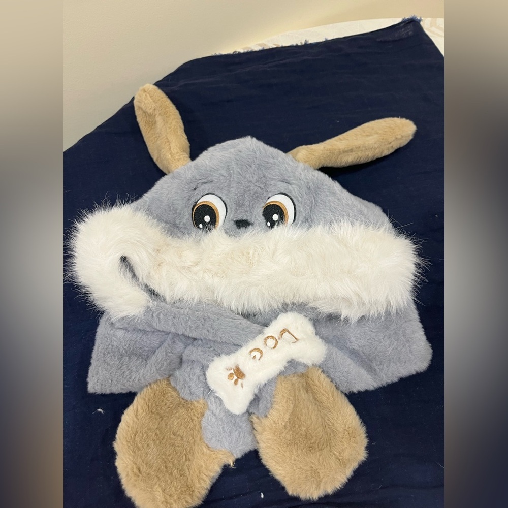 🛍️ 4 for $20 🛍️ Gray and Tan Plush Winter Hat